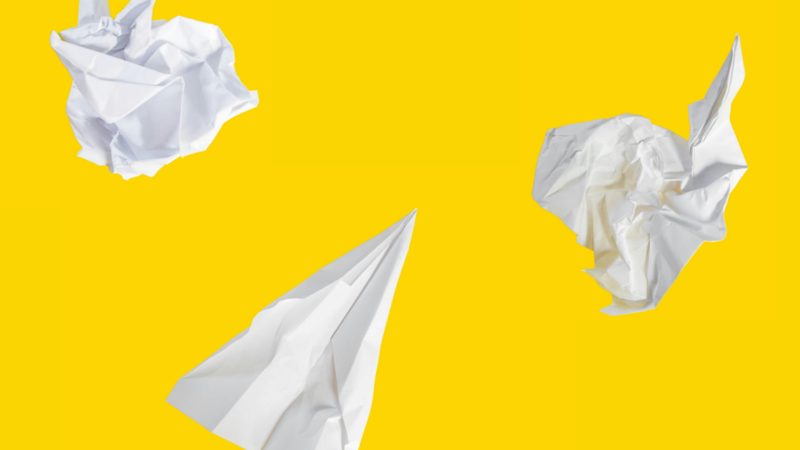 Das minimalistische Motiv eines leeren Blattes auf Gelb illustriert die Diskussion um KI-generierte E-Mails: Was bleibt auf der Strecke, wenn Maschinen unsere Worte wählen?